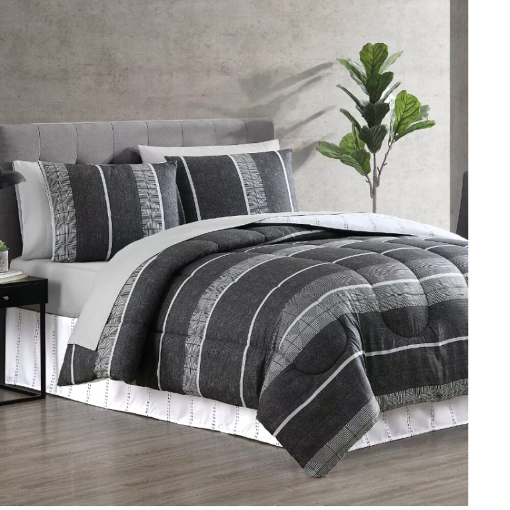 Hallmart Collectibles Queen Comforter